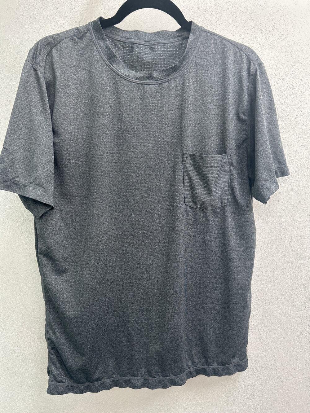 Vuori Tradewind Performance Mens Pocket Tee Athletic T Shirt Heathered Gray Med